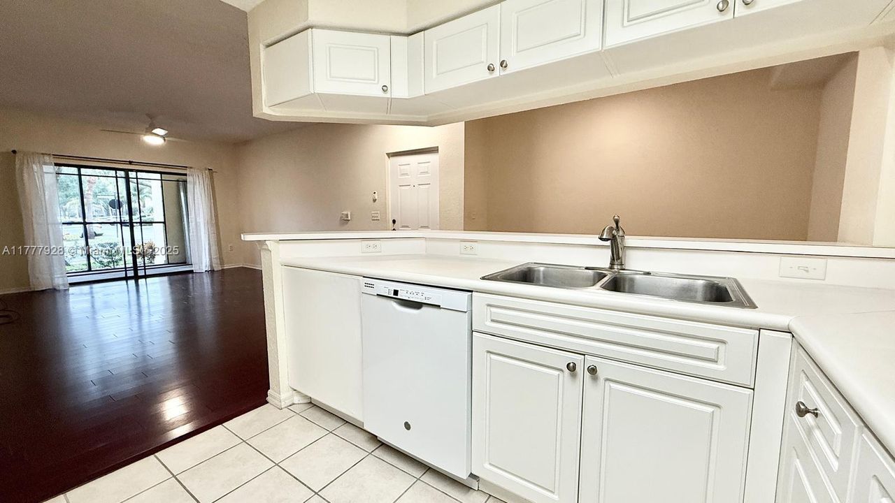 最近租的: $2,100 (1 贝兹, 1 浴室, 819 平方英尺)