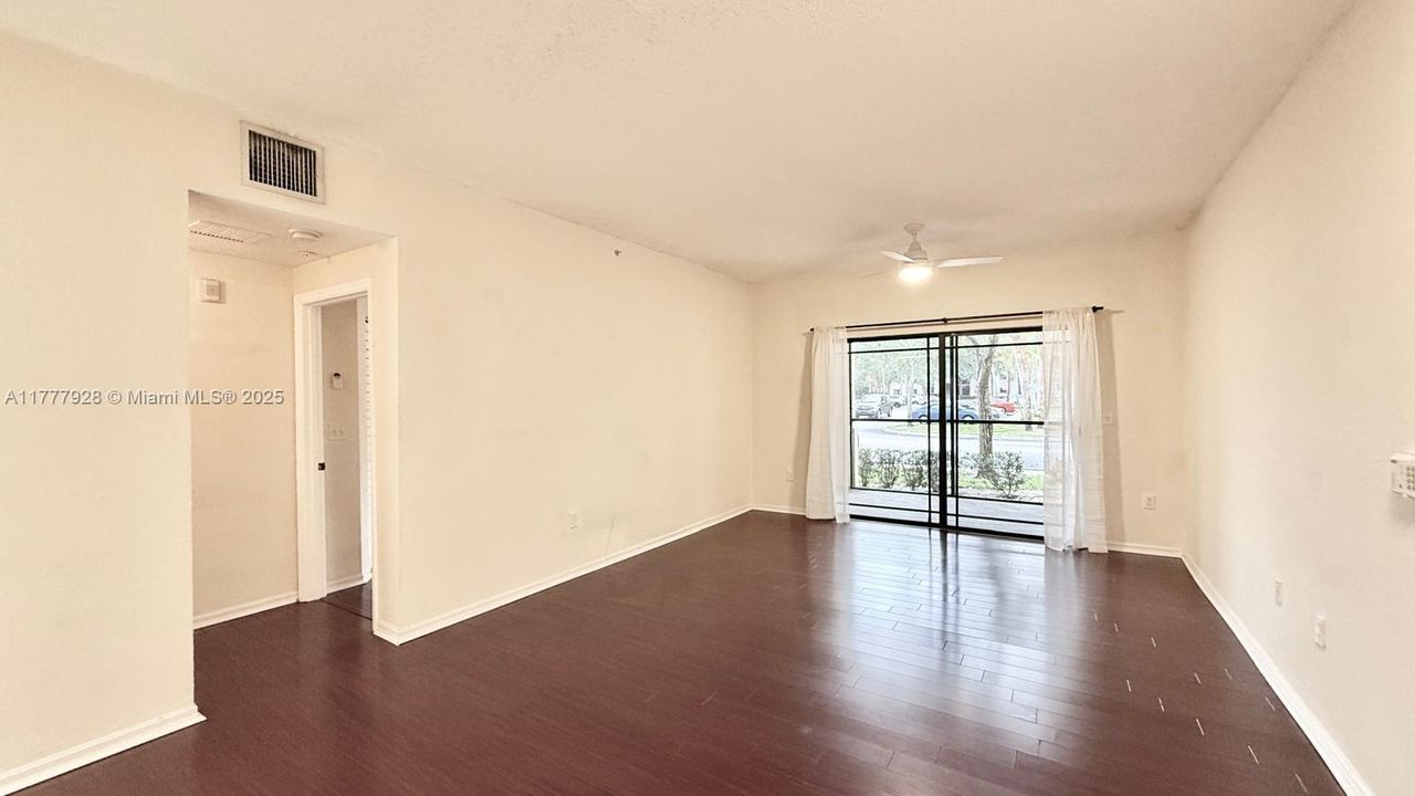 最近租的: $2,100 (1 贝兹, 1 浴室, 819 平方英尺)