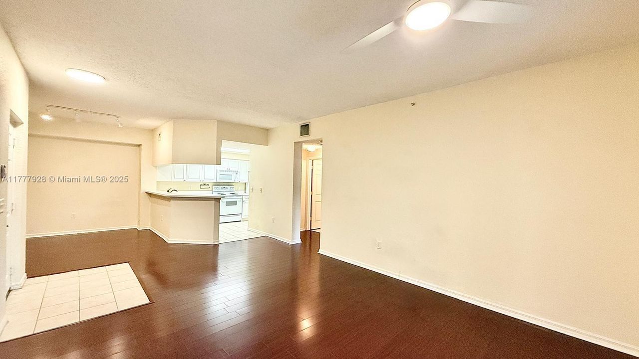 最近租的: $2,100 (1 贝兹, 1 浴室, 819 平方英尺)