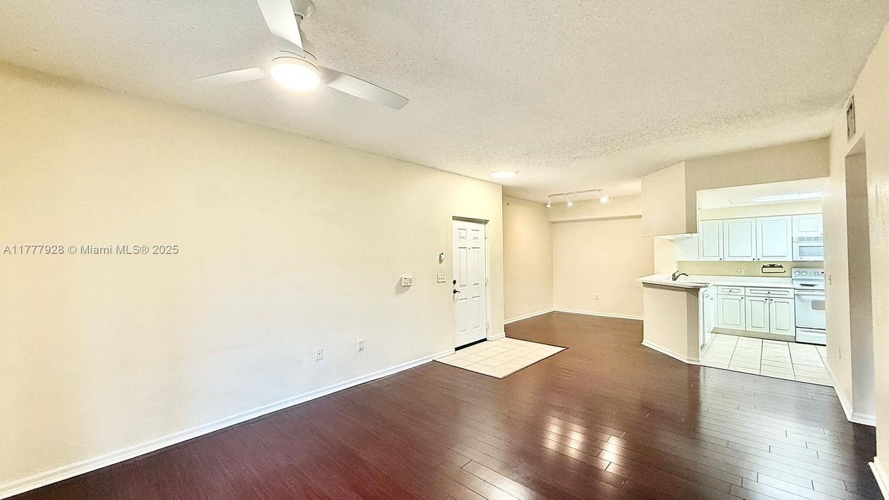 最近租的: $2,100 (1 贝兹, 1 浴室, 819 平方英尺)