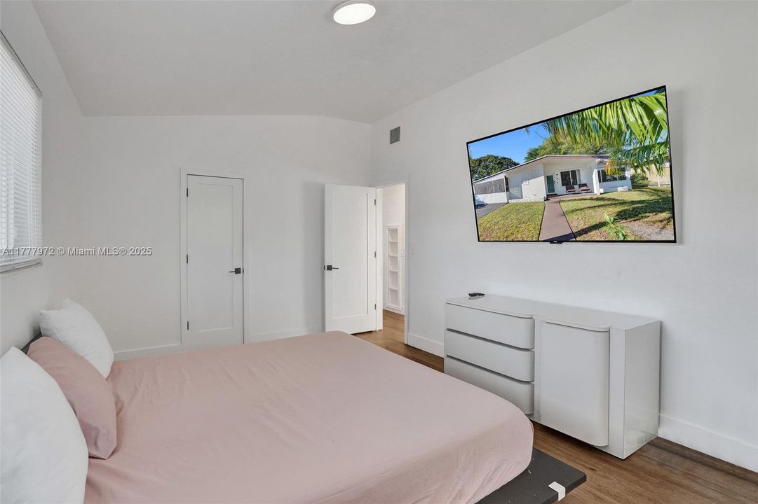 Recently Rented: $3,000 (2 beds, 1 baths, 1061 Square Feet)