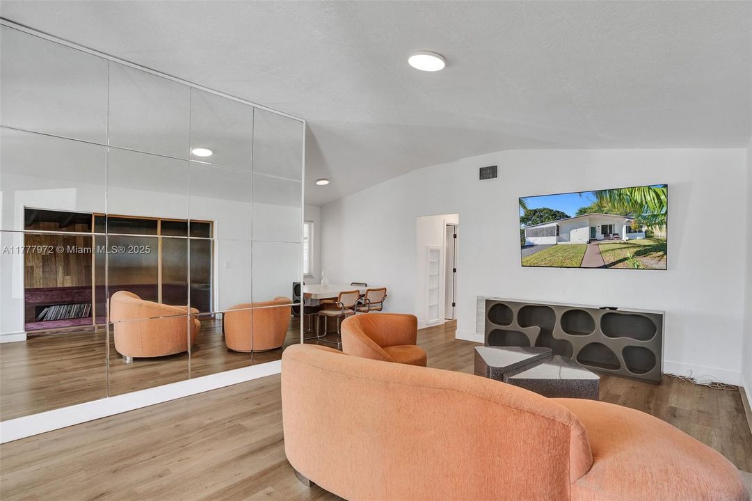 Recently Rented: $3,000 (2 beds, 1 baths, 1061 Square Feet)