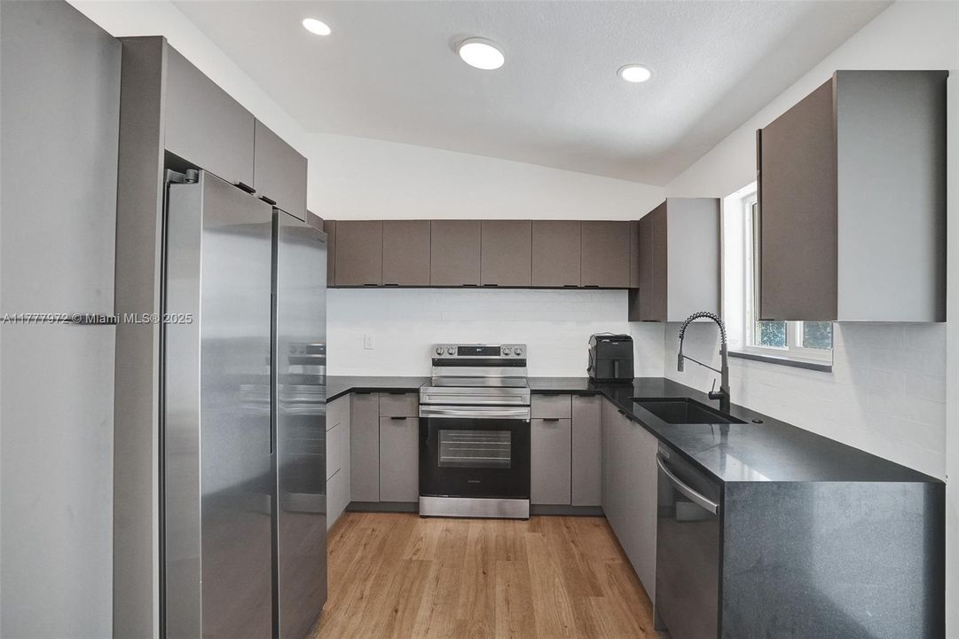 Recently Rented: $3,000 (2 beds, 1 baths, 1061 Square Feet)