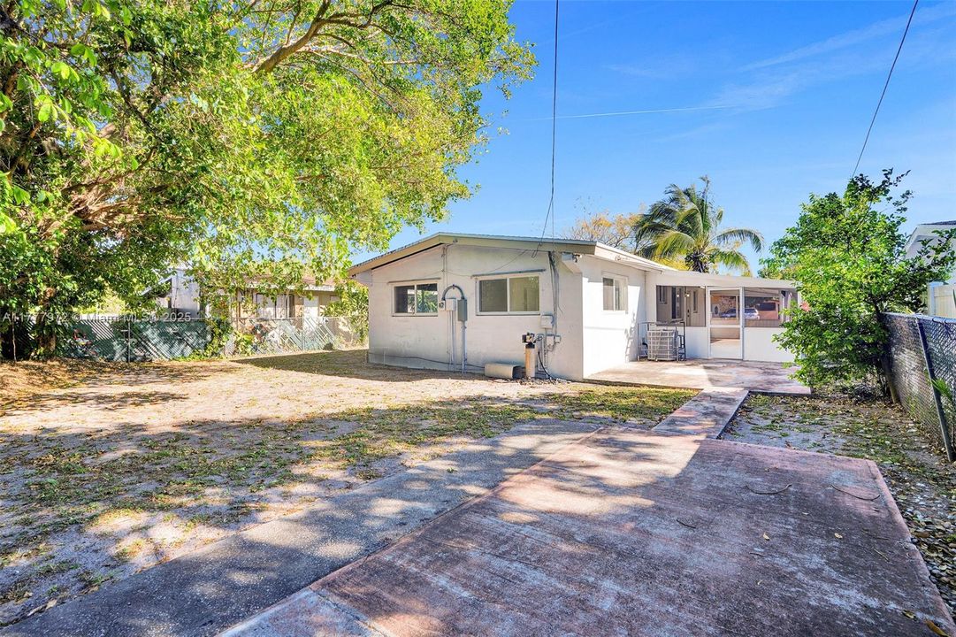 Recently Rented: $3,000 (2 beds, 1 baths, 1061 Square Feet)