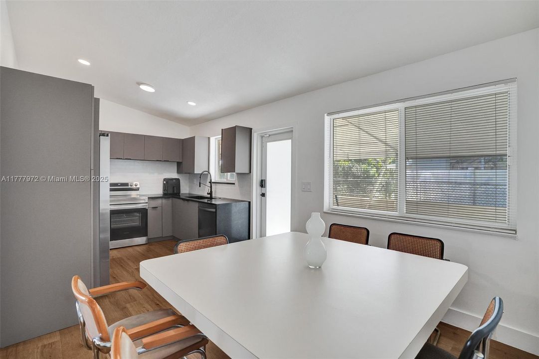 Recently Rented: $3,000 (2 beds, 1 baths, 1061 Square Feet)