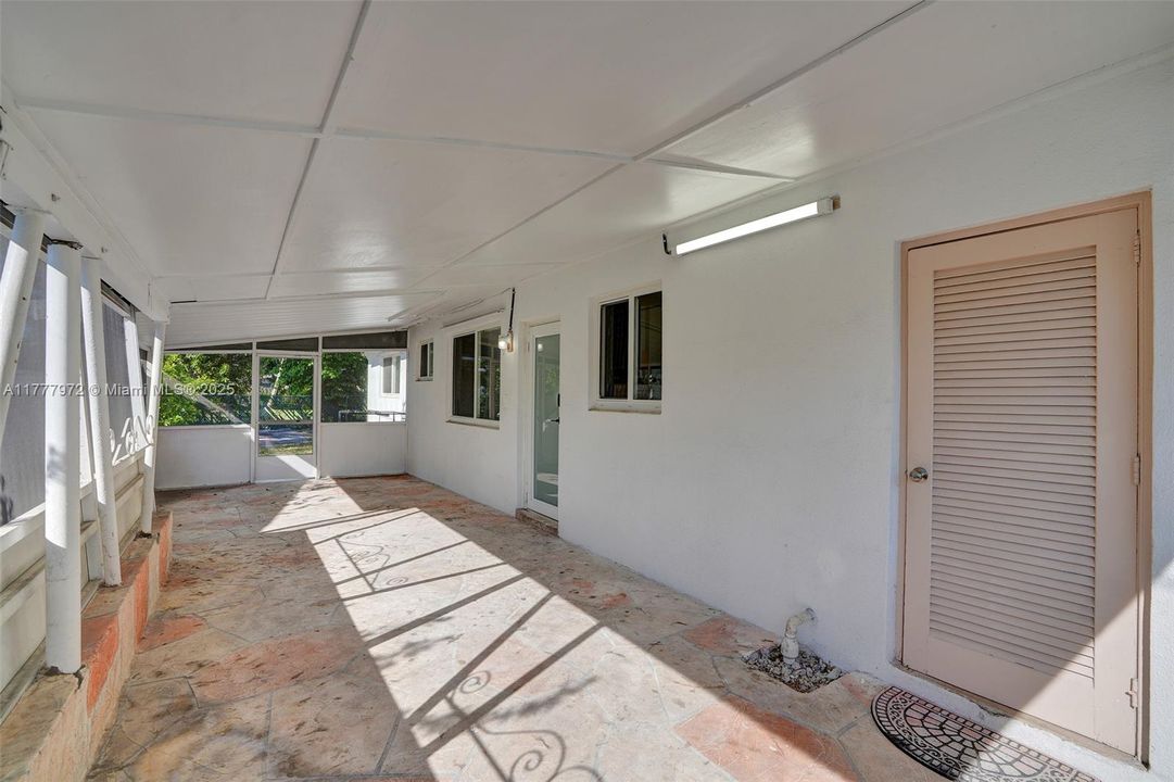 Recently Rented: $3,000 (2 beds, 1 baths, 1061 Square Feet)