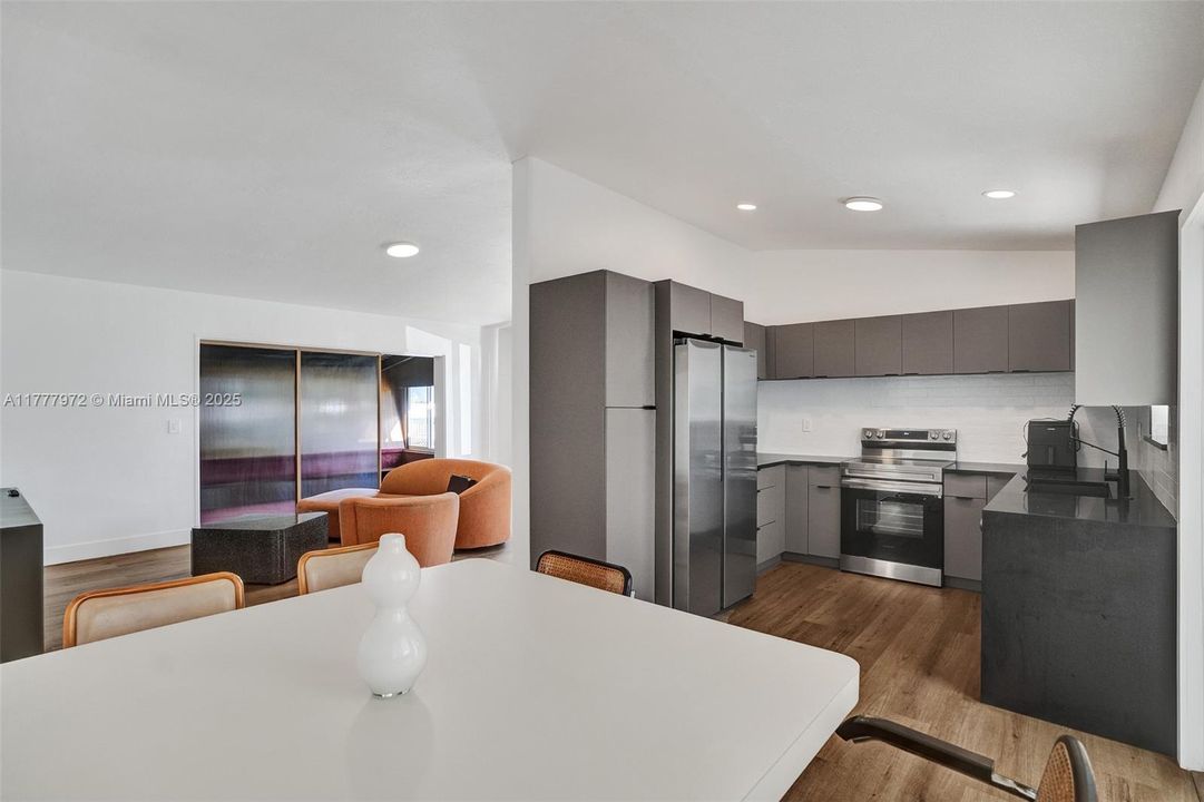 Recently Rented: $3,000 (2 beds, 1 baths, 1061 Square Feet)