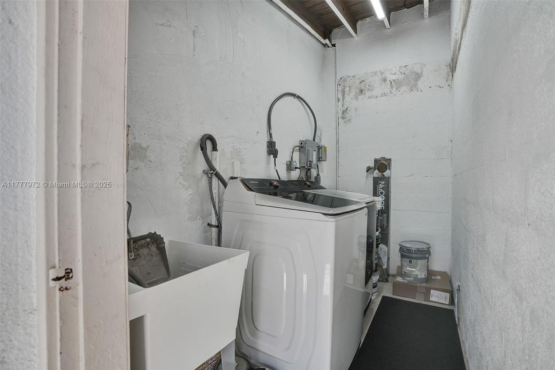 Recently Rented: $3,000 (2 beds, 1 baths, 1061 Square Feet)