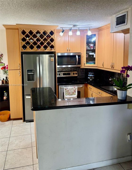 Недавно продано: $220,000 (2 спален, 2 ванн, 816 Квадратных фут)