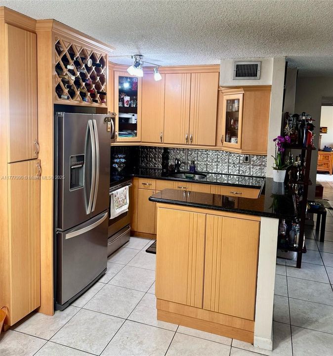 Недавно продано: $220,000 (2 спален, 2 ванн, 816 Квадратных фут)