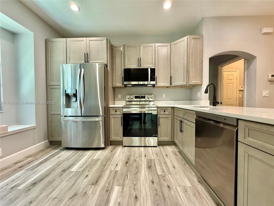 Vendido Recientemente: $355,000 (3 camas, 2 baños, 1311 Pies cuadrados)