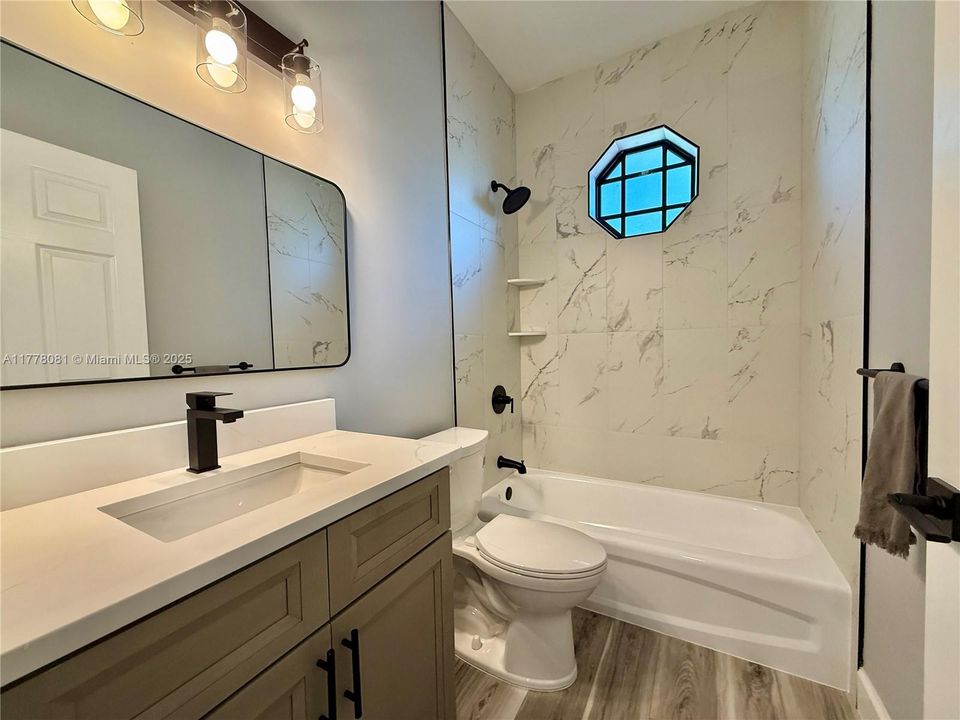 Vendido Recientemente: $355,000 (3 camas, 2 baños, 1311 Pies cuadrados)