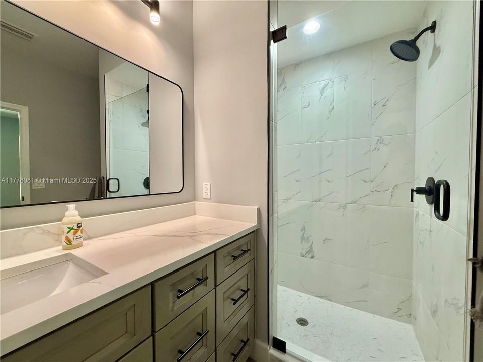 Vendido Recientemente: $355,000 (3 camas, 2 baños, 1311 Pies cuadrados)