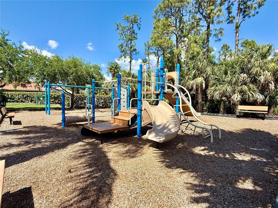 Vendido Recientemente: $355,000 (3 camas, 2 baños, 1311 Pies cuadrados)