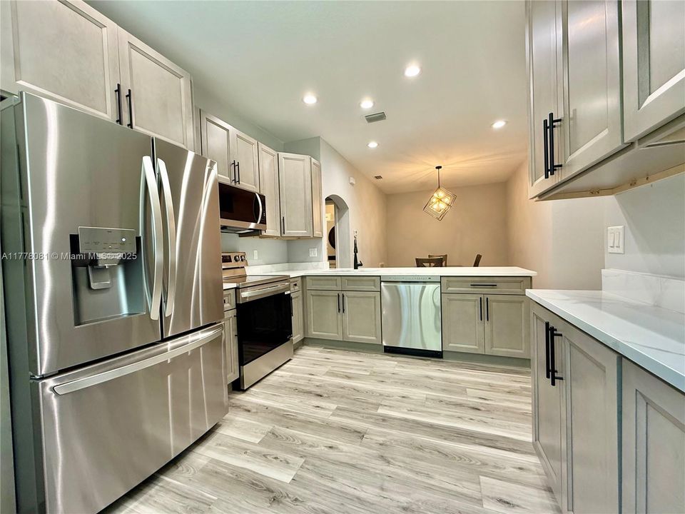 Vendido Recientemente: $355,000 (3 camas, 2 baños, 1311 Pies cuadrados)