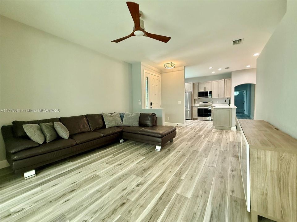 Vendido Recientemente: $355,000 (3 camas, 2 baños, 1311 Pies cuadrados)