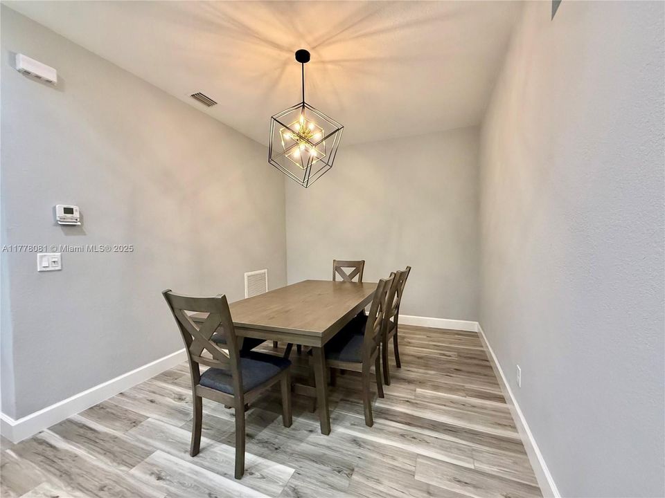 Vendido Recientemente: $355,000 (3 camas, 2 baños, 1311 Pies cuadrados)