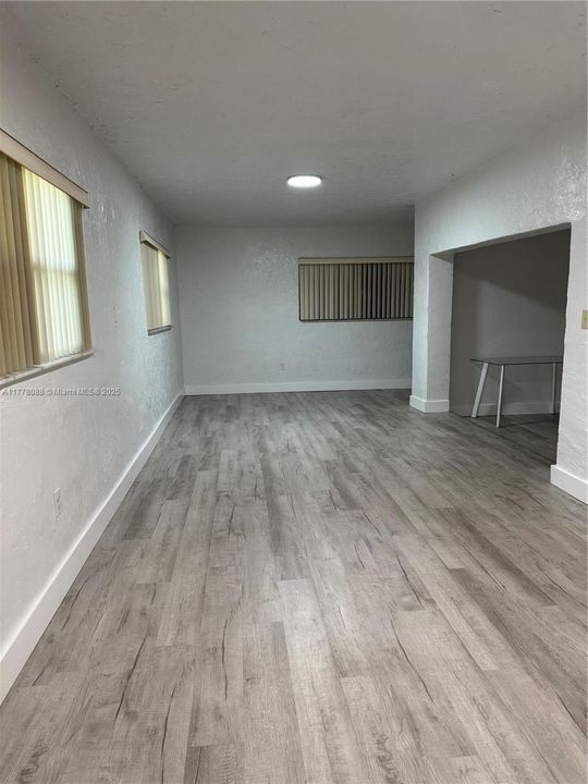 Недавно продано: $565,000 (4 спален, 3 ванн, 2046 Квадратных фут)