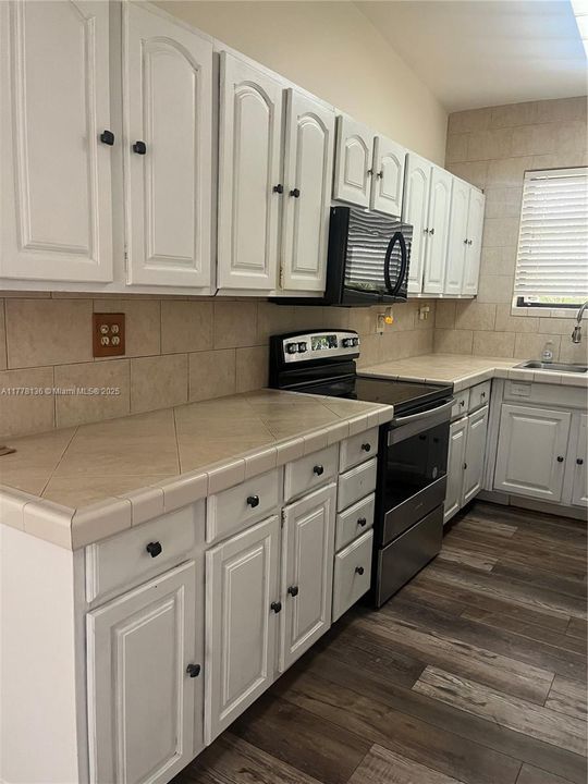 Recently Sold: $589,900 (4 beds, 2 baths, 1440 Square Feet)