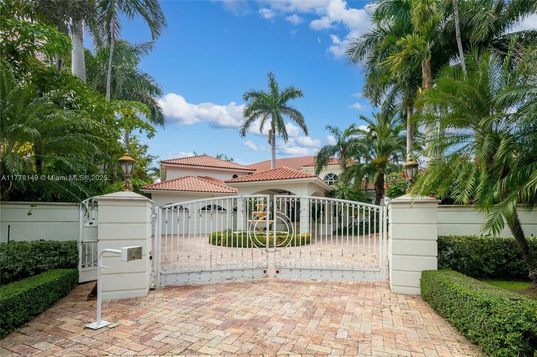 Recently Sold: $18,500,000 (8 beds, 8 baths, 8911 Square Feet)