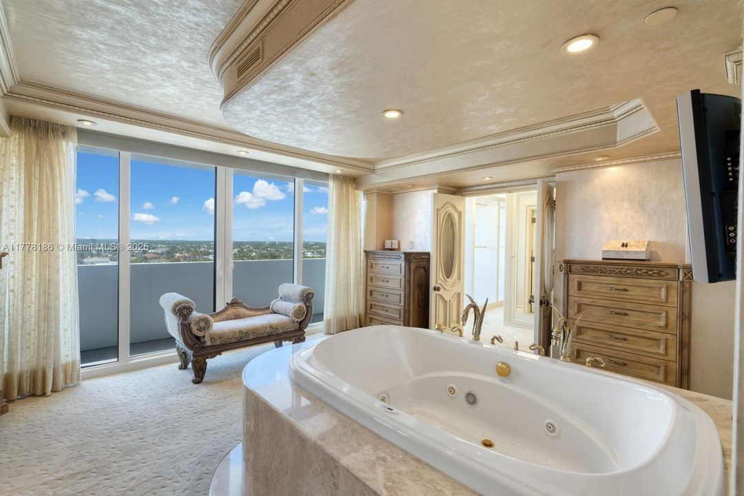 Недавно продано: $3,495,000 (4 спален, 4 ванн, 4202 Квадратных фут)