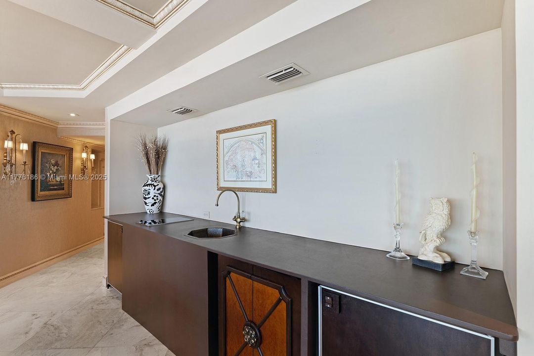 Недавно продано: $3,495,000 (4 спален, 4 ванн, 4202 Квадратных фут)