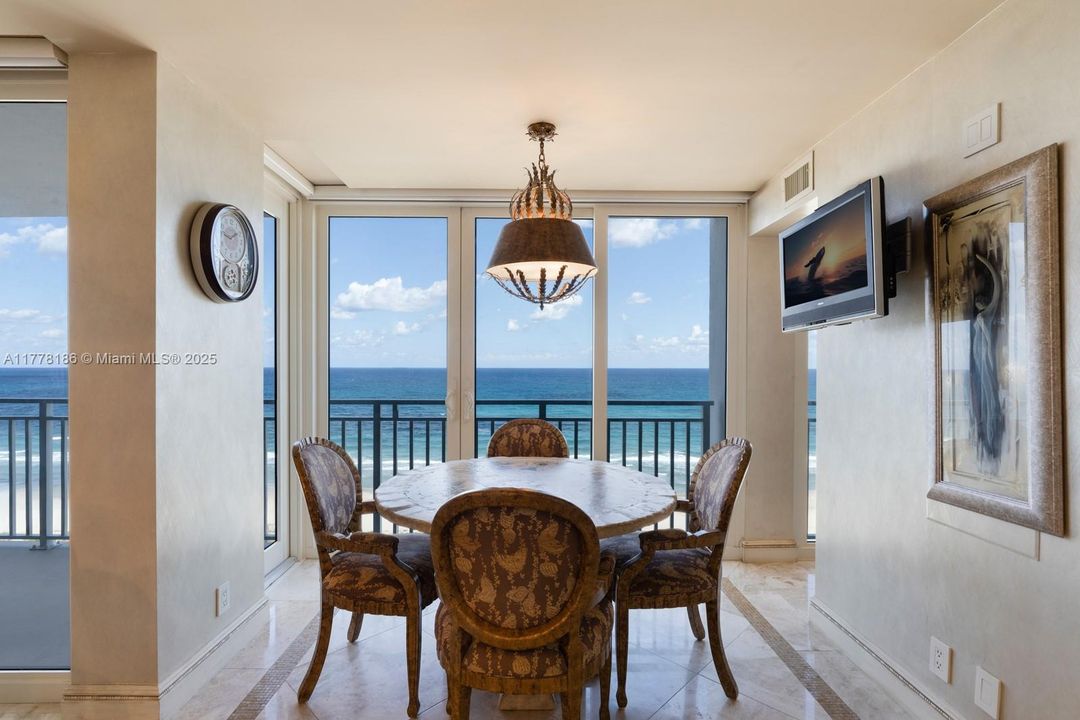 Недавно продано: $3,495,000 (4 спален, 4 ванн, 4202 Квадратных фут)