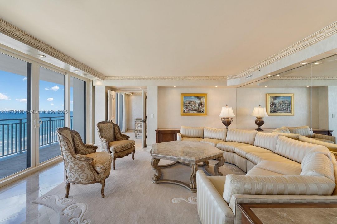 Недавно продано: $3,495,000 (4 спален, 4 ванн, 4202 Квадратных фут)