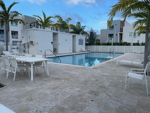 Recently Rented: $2,550 (2 beds, 2 baths, 1392 Square Feet)