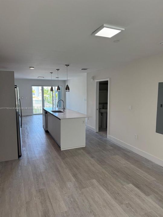 Recently Rented: $2,550 (2 beds, 2 baths, 1392 Square Feet)