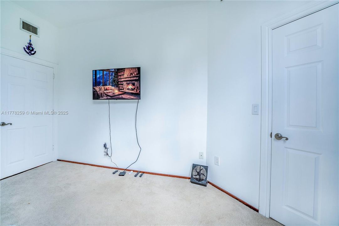 Vendido Recientemente: $439,000 (3 camas, 2 baños, 1365 Pies cuadrados)