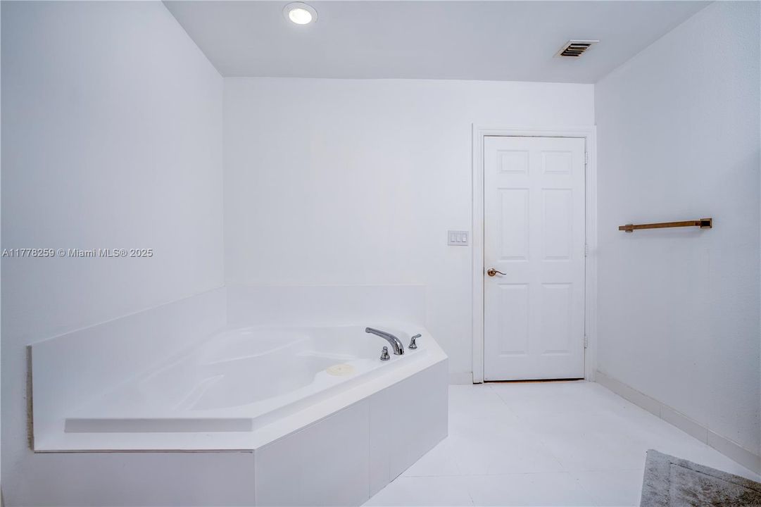 Vendido Recientemente: $439,000 (3 camas, 2 baños, 1365 Pies cuadrados)