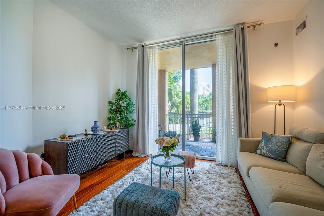 Vendido Recientemente: $439,000 (3 camas, 2 baños, 1365 Pies cuadrados)