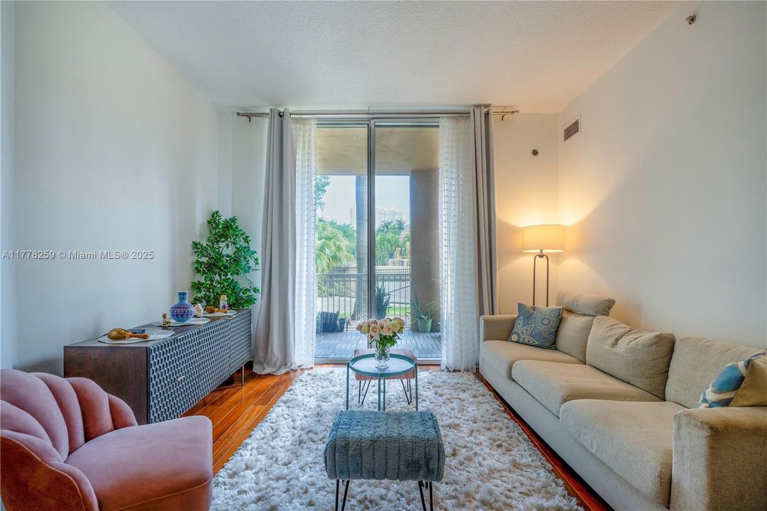 Vendido Recientemente: $439,000 (3 camas, 2 baños, 1365 Pies cuadrados)