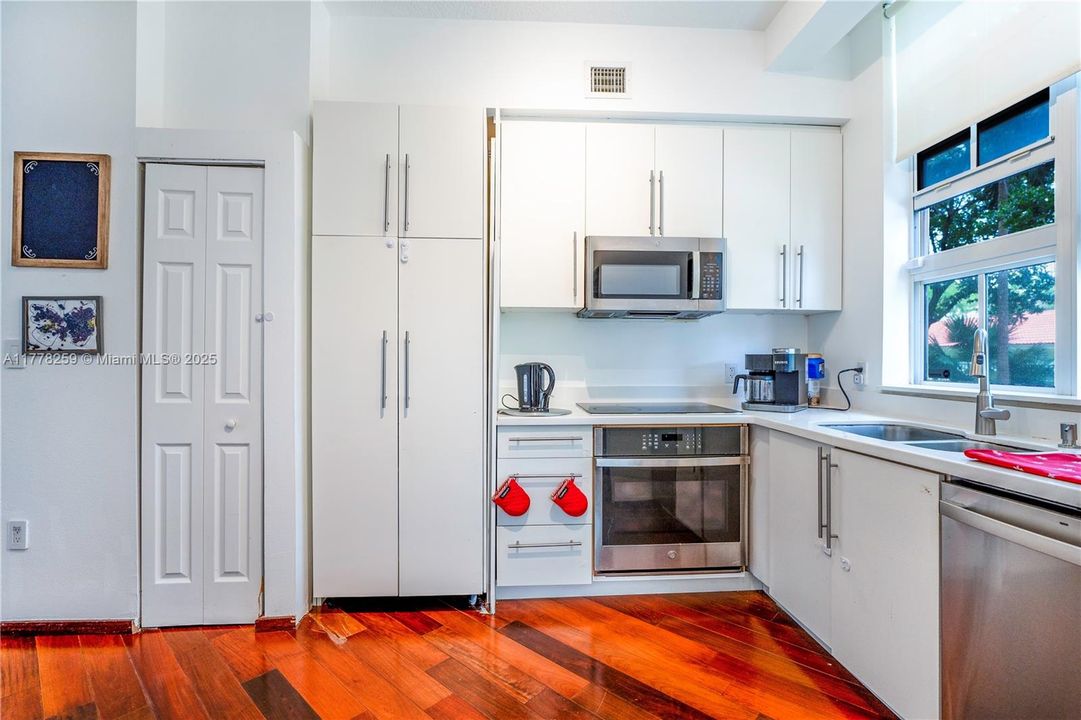 Vendido Recientemente: $439,000 (3 camas, 2 baños, 1365 Pies cuadrados)