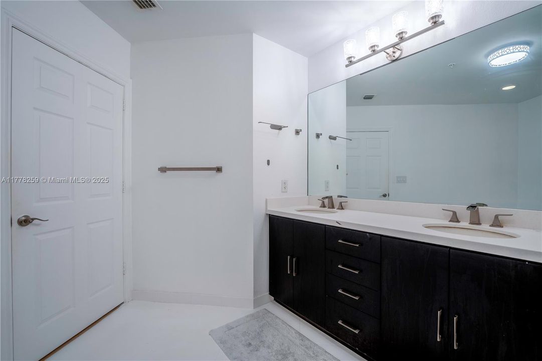 Vendido Recientemente: $439,000 (3 camas, 2 baños, 1365 Pies cuadrados)