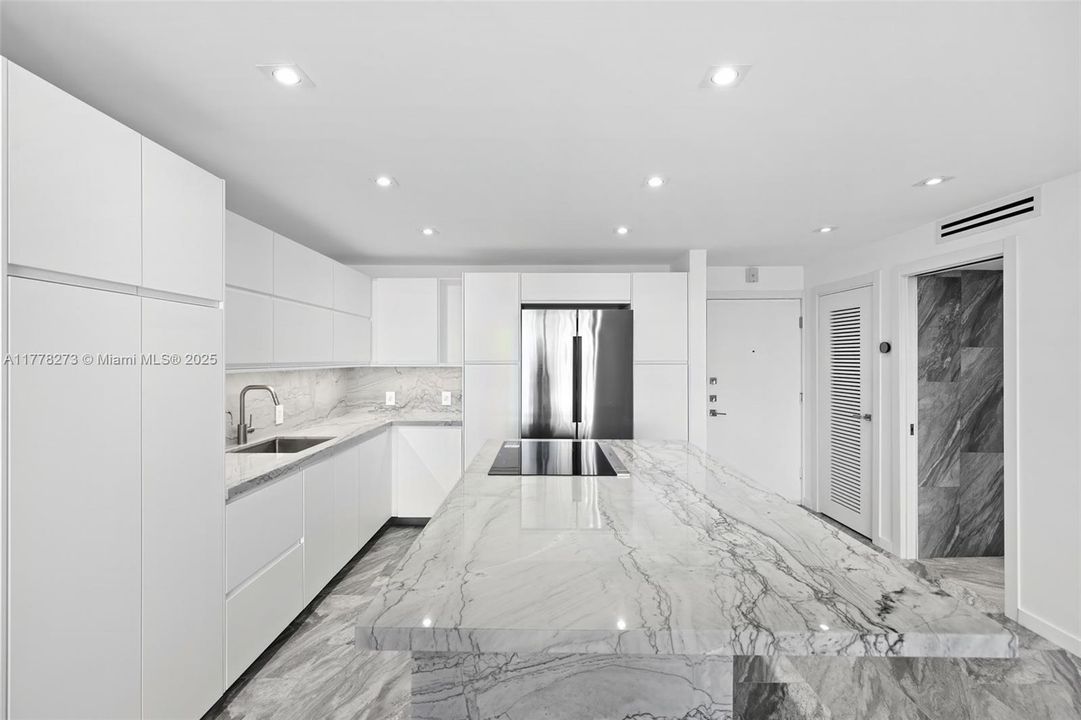 For Sale: $550,000 (1 beds, 1 baths, 858 Square Feet)