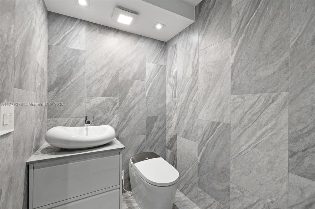 For Sale: $550,000 (1 beds, 1 baths, 858 Square Feet)