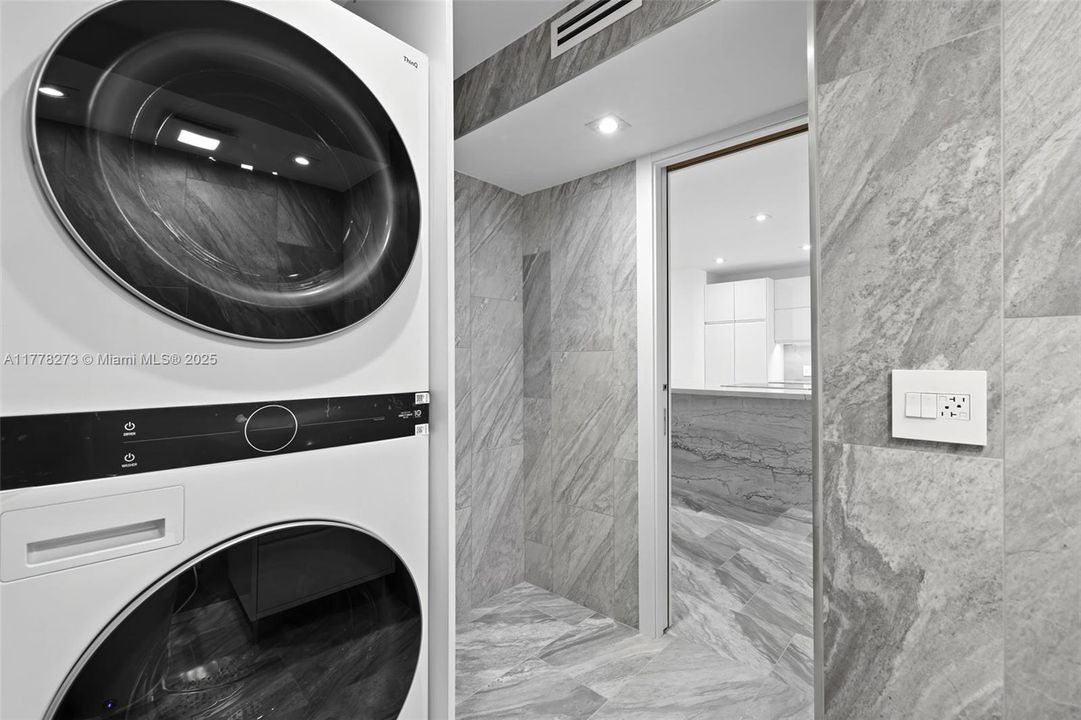 For Sale: $550,000 (1 beds, 1 baths, 858 Square Feet)