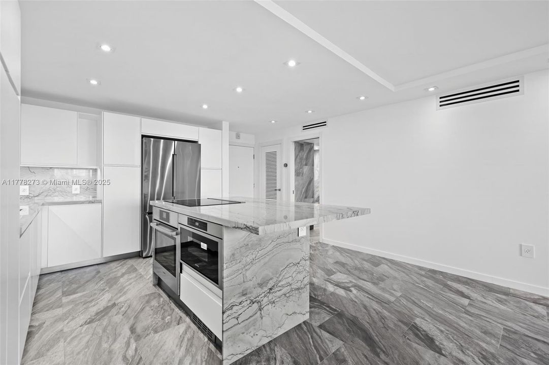 For Sale: $550,000 (1 beds, 1 baths, 858 Square Feet)