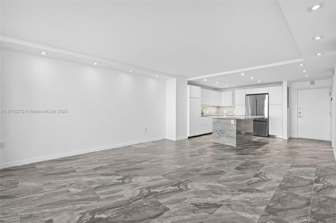 For Sale: $550,000 (1 beds, 1 baths, 858 Square Feet)