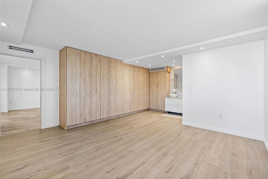 For Sale: $550,000 (1 beds, 1 baths, 858 Square Feet)