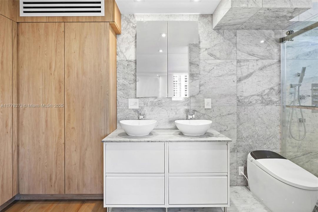 For Sale: $550,000 (1 beds, 1 baths, 858 Square Feet)