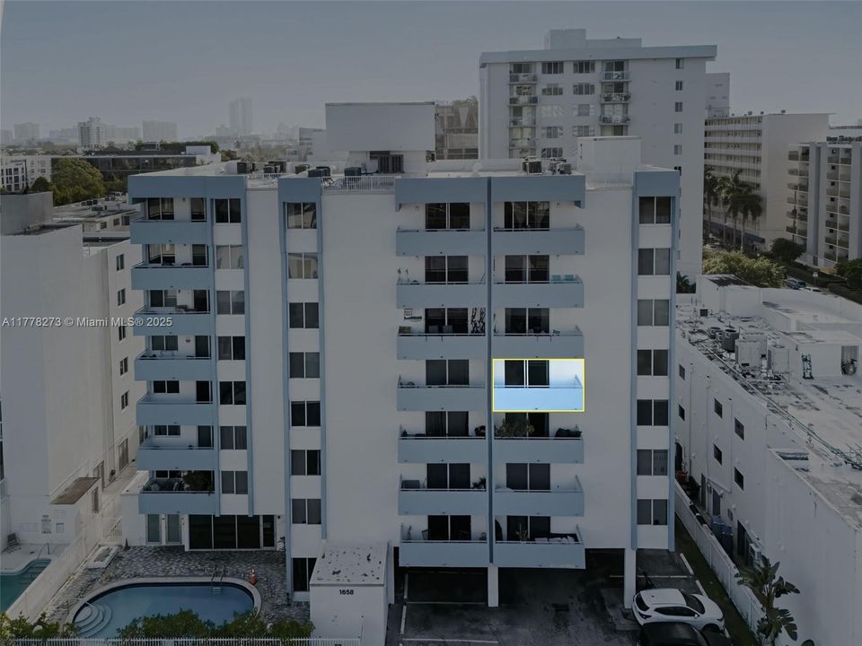 For Sale: $550,000 (1 beds, 1 baths, 858 Square Feet)