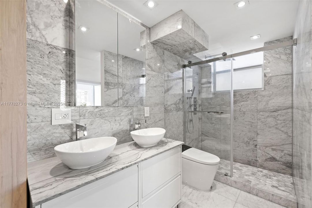 For Sale: $550,000 (1 beds, 1 baths, 858 Square Feet)