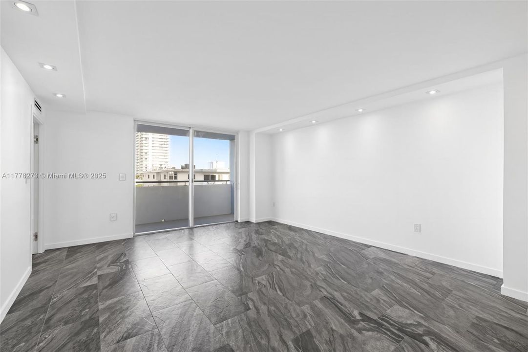 For Sale: $550,000 (1 beds, 1 baths, 858 Square Feet)