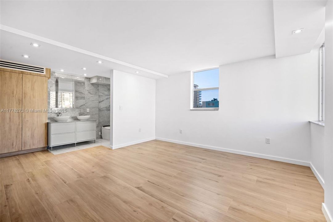 For Sale: $550,000 (1 beds, 1 baths, 858 Square Feet)