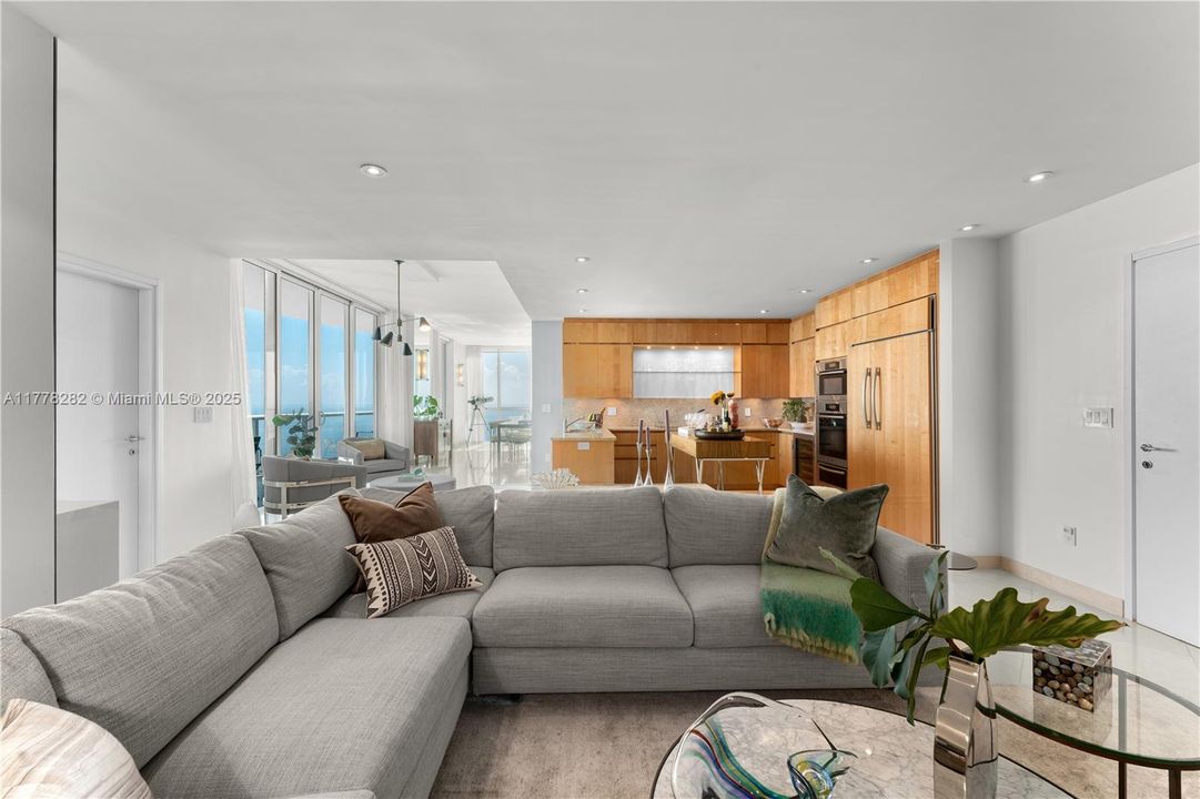 Recently Sold: $13,650,000 (3 beds, 4 baths, 3497 Square Feet)