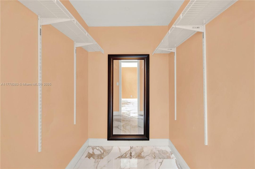 For Sale: $139,900 (1 beds, 1 baths, 688 Square Feet)