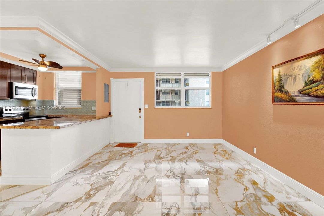 For Sale: $139,900 (1 beds, 1 baths, 688 Square Feet)